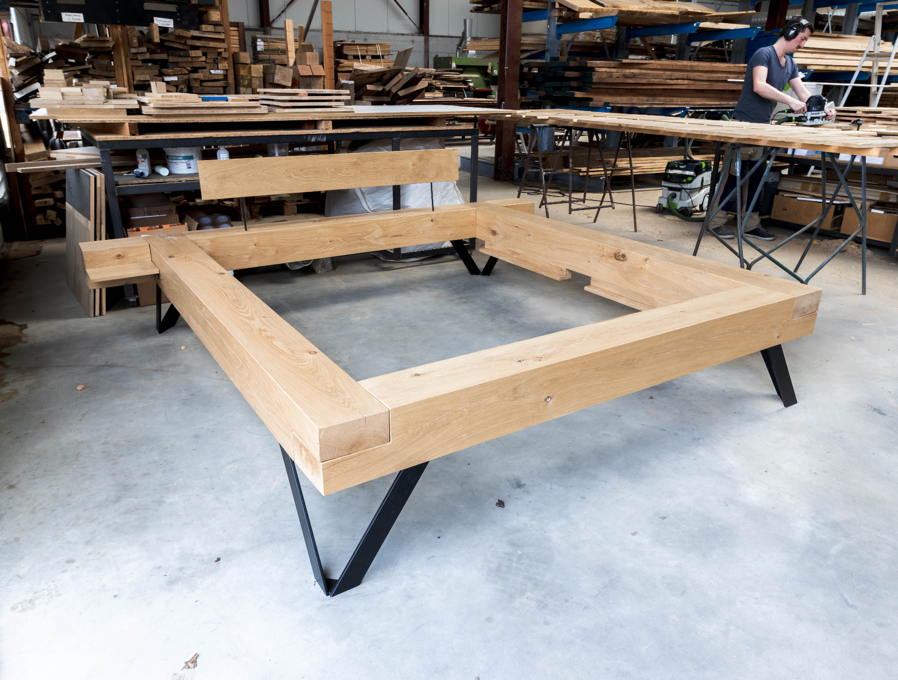 Bed ombouw rustiek eiken met stalen poten