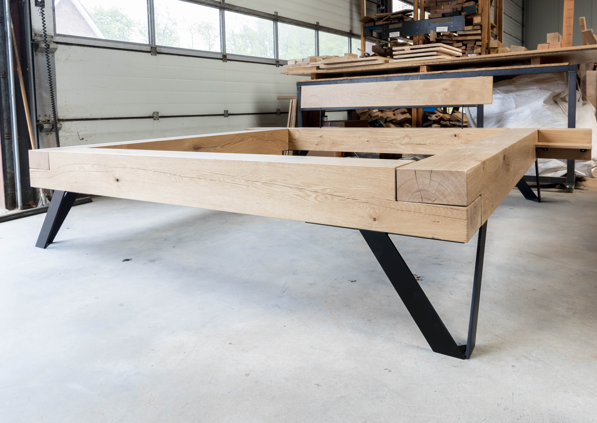 Bed ombouw rustiek eiken met stalen poten