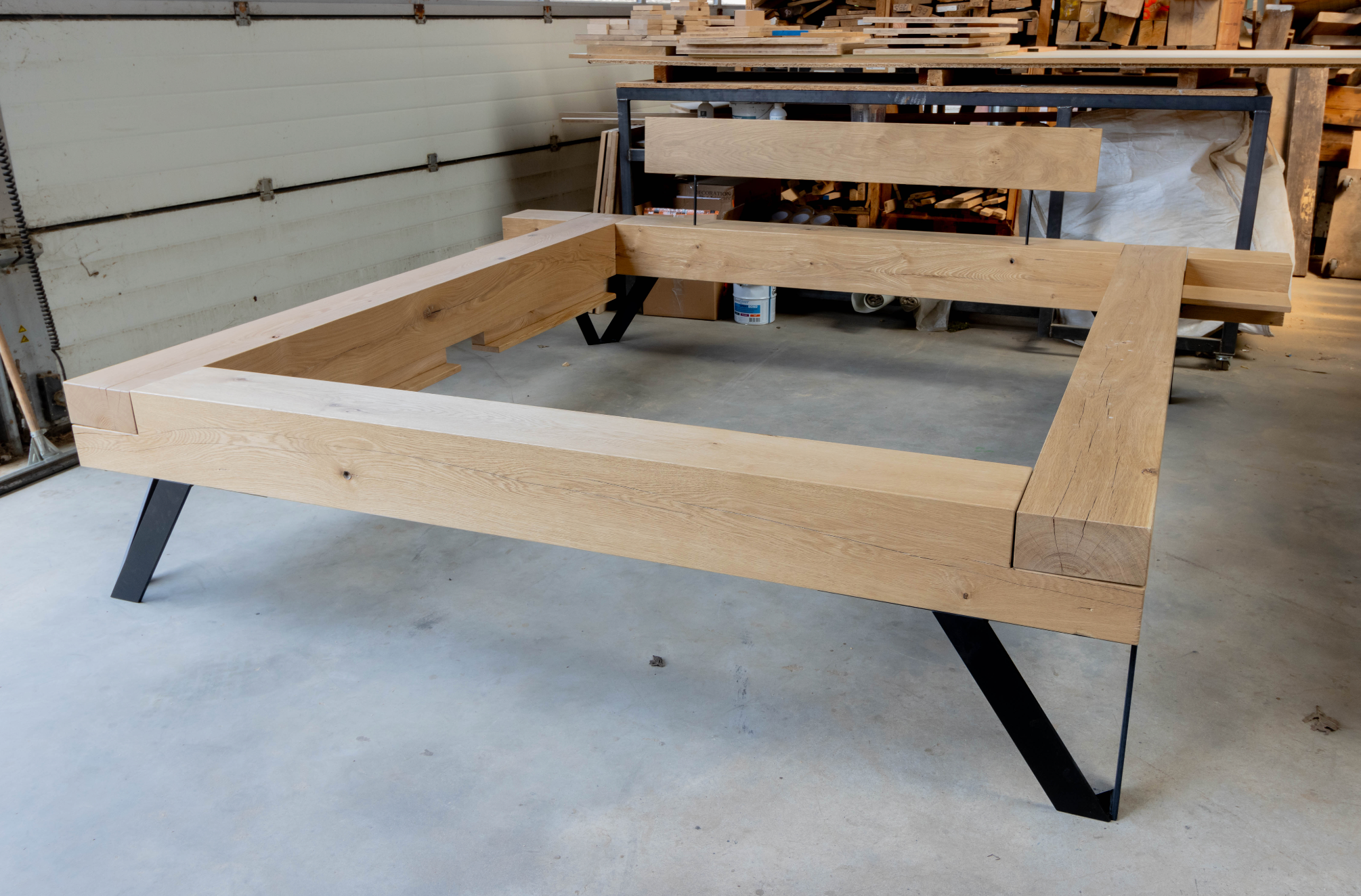 Bed ombouw rustiek eiken met stalen poten