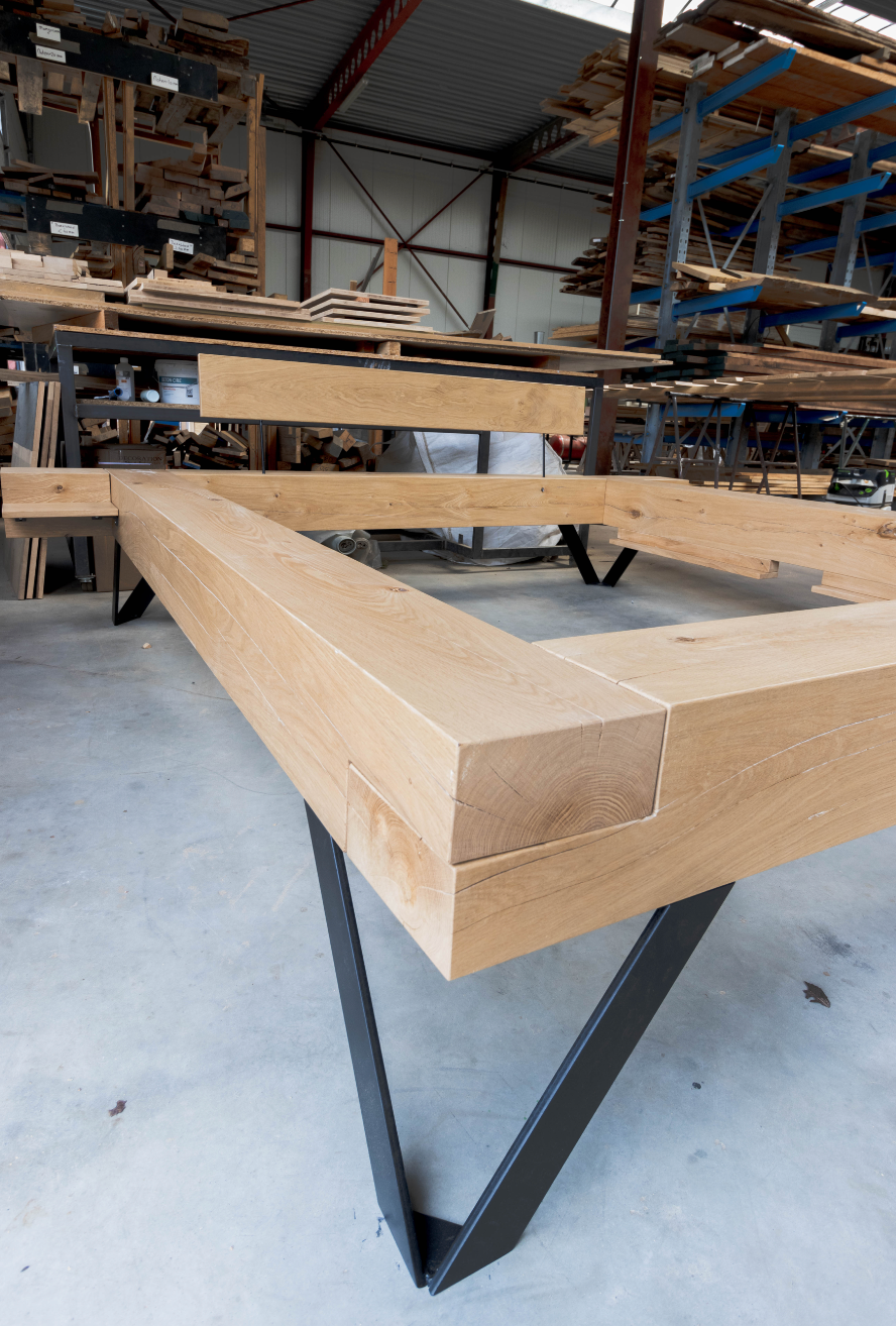 Bed ombouw rustiek eiken met stalen poten