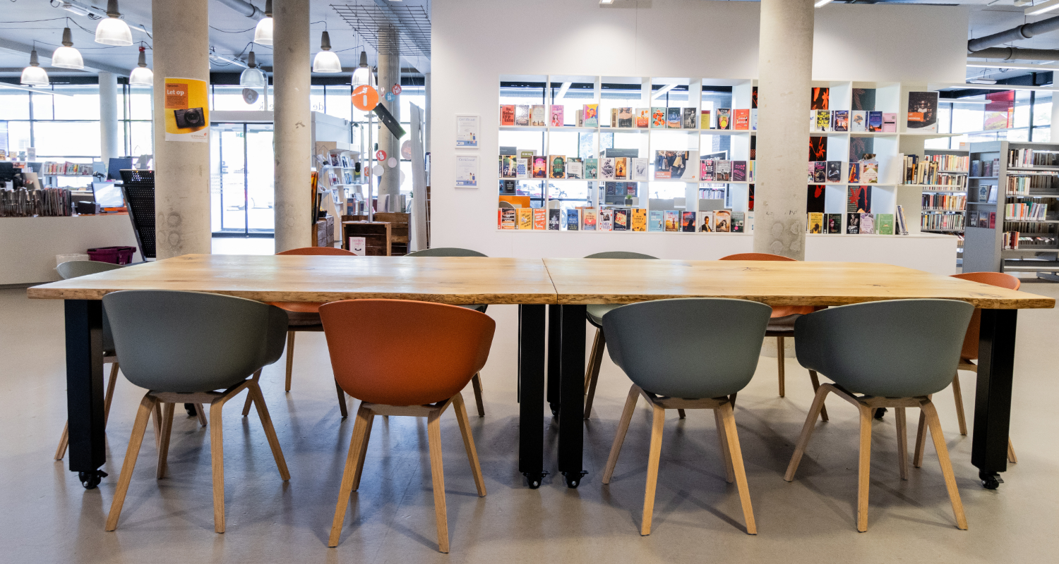 Boomstam Leestafel van Rustiek Eiken – Modulair & Mobiel
