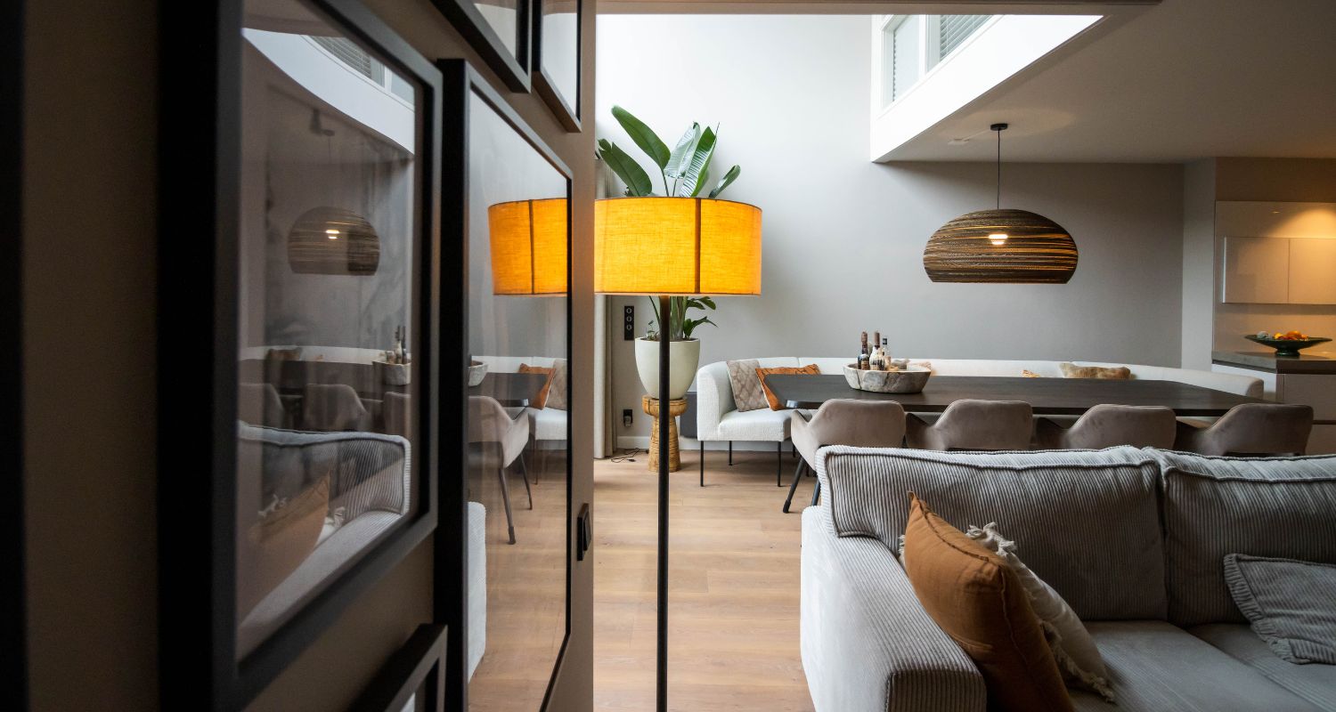 Eettafel donker eikenhout met staal