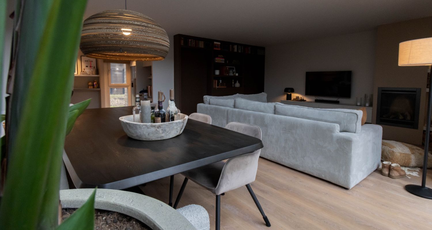 Eettafel donker eikenhout met staal