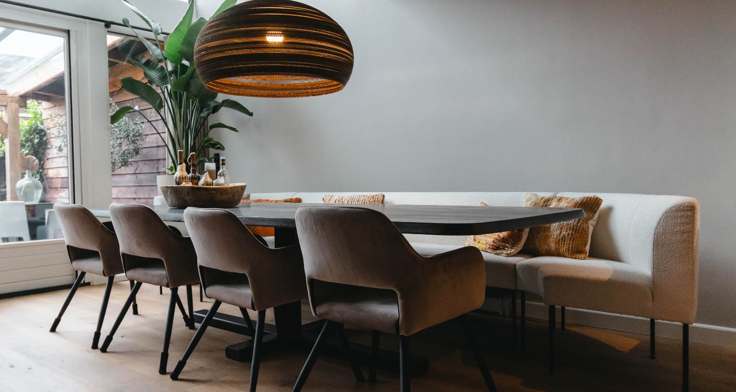Eettafel donker eikenhout met staal